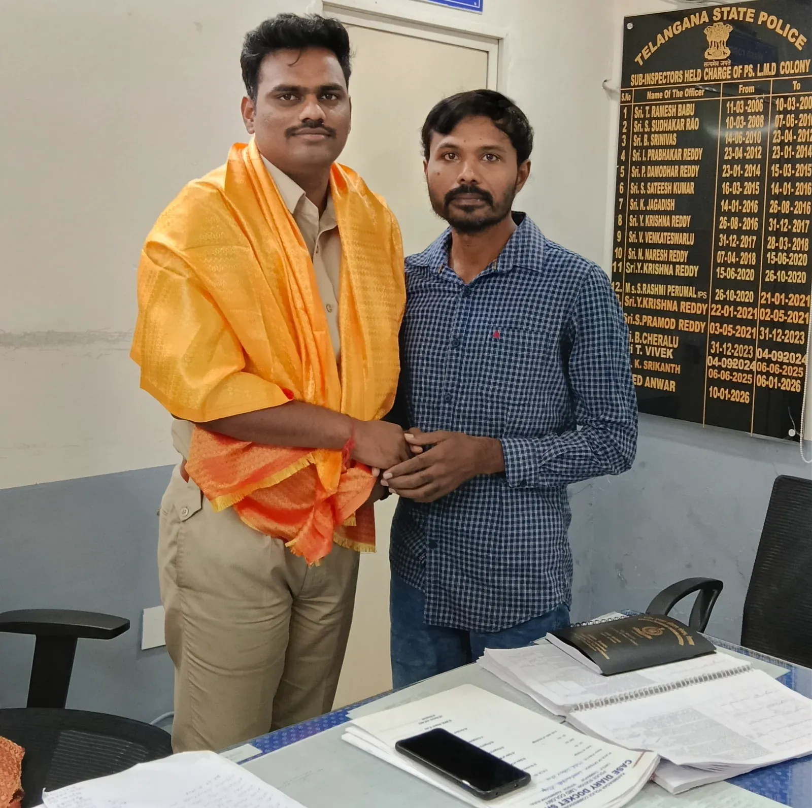 ఎల్ ఎండి కాలనీ నూతన ఎస్.ఐ కి శాలువాతో ఘన సన్మానం