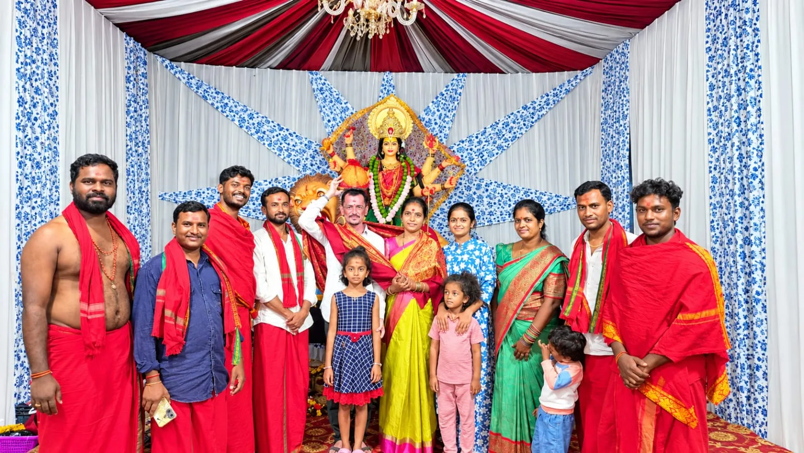 లక్కీ డ్రాలో లడ్డూ గెలుచుకున్న శ్రీరామోజు శేఖర్ దంపతులు